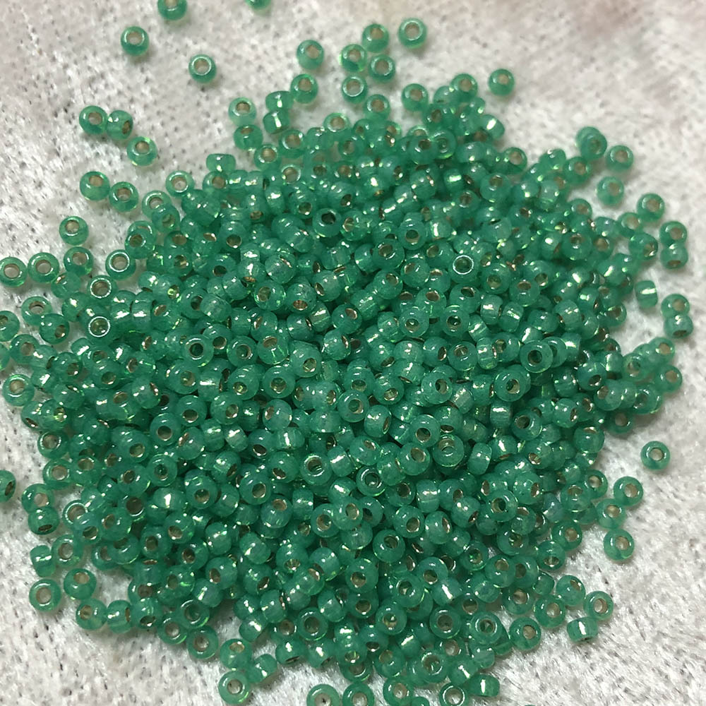 11/0 Gold Lined Waxy Grass Green 586 Japanese Seed Beads